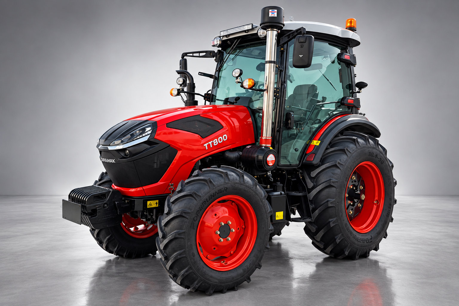 Trator agrícola DIRAMAK TT800 de 80 cv, de frente em três quartos